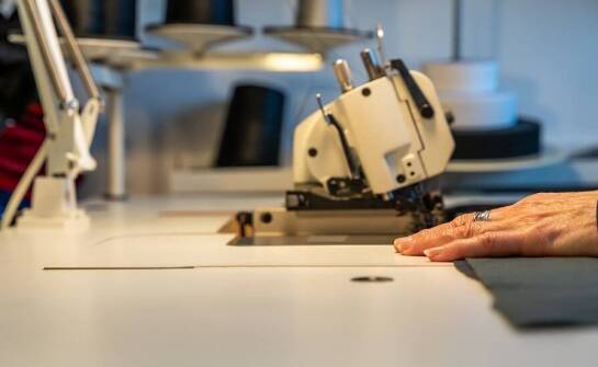 Jakie korzyści przynosi profesjonalne cięcie lamówek dla producentów odzieży?