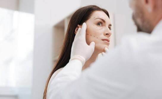 Proces konsultacji przed zabiegiem modelowania policzków – czego można się spodziewać?