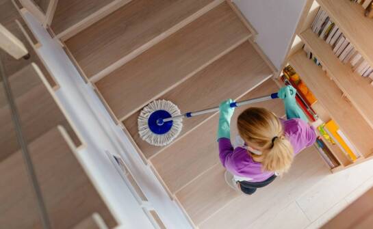 Mycie wewnętrznych i zewnętrznych schodów – jakie różnice w podejściu?