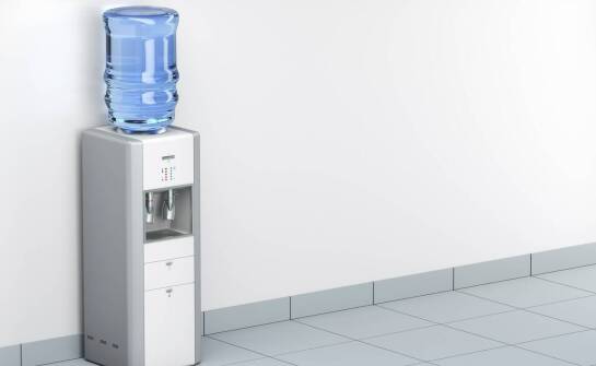 Woda do biura: kluczowe korzyści dla pracowników