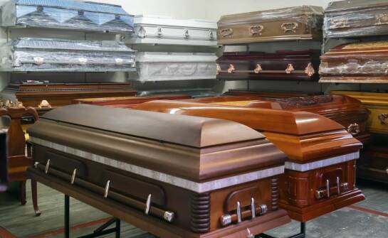 Zakład pogrzebowy: różnorodność trumien i urn w ofercie