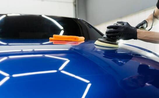 Polerowanie aut w kontekście ochrony lakieru - co warto wiedzieć?