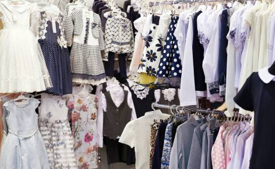 Dziewczęce sukienki z asymetrycznymi cięciami – oryginalność w modzie dla najmłodszych