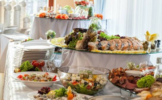 Jakie mięsne i rybne dania proponujemy na jubileuszowe imprezy?