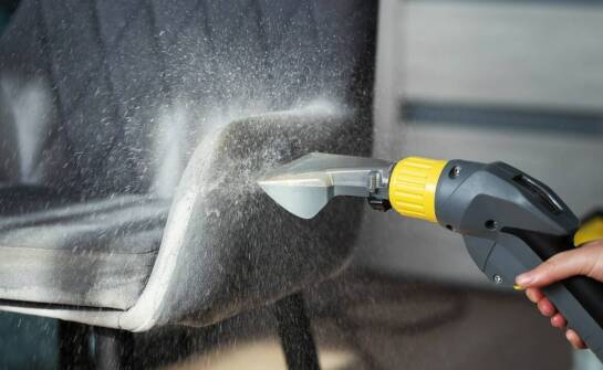 Kabinowa myjka ciśnieniowa jako niezbędne narzędzie do czyszczenia turbosprężarek