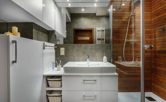 Jak wodoodporne materiały wpływają na trwałość łazienkowych mebli?