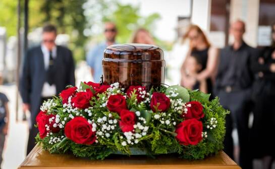 Firma pogrzebowa a organizacja stypy: jak mogą pomóc w przygotowaniu jej?
