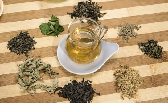 Czarne herbaty z różnych regionów – porównanie aromatów i smaków