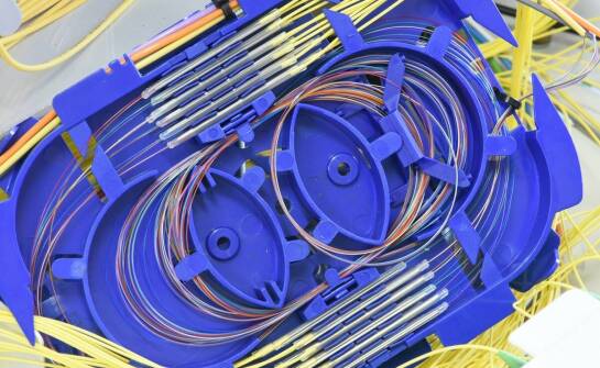 Jakie są zalety użycia jedno- i wielomodowych światłowodów w projektach?