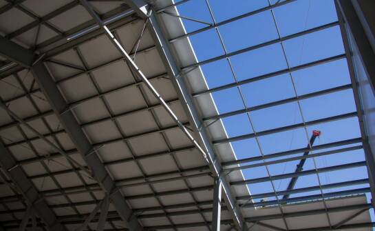 Stalowe hale jako kluczowy element w komercyjnym budownictwie