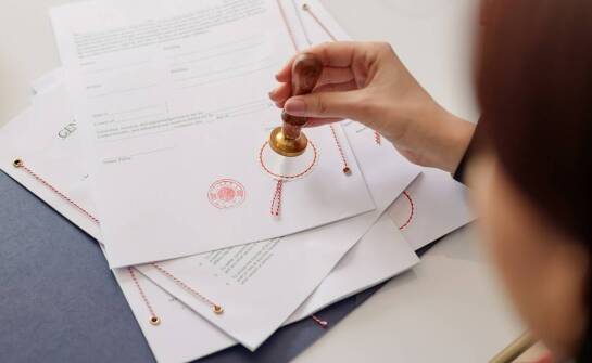 Jak przysięgłe tłumaczenia wspierają zgodność z międzynarodowymi normami?