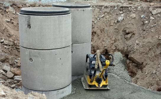 Jakie korzyści niesie wybór betonowego szamba w kontekście trwałości i niezawodności?