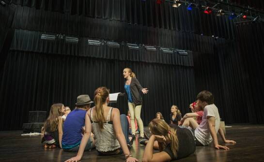 Jak łączyć profilaktyczną edukację z rozrywką w teatrze dla młodzieży?