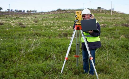 Geodeta a podziały nieruchomości: Jakie wyzwania napotykają specjaliści?