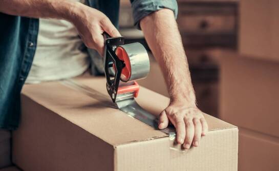 Jak odpowiednie taśmy do kartonów mogą zredukować ryzyko uszkodzenia przesyłek?