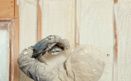 Rola natryskowej izolacji w zapewnieniu akustycznego komfortu w budynkach mieszkalnych