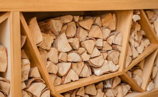 Najlepsze dostępne na rynku gatunki drewna kominkowego – przegląd