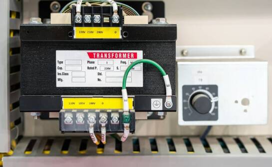 Tabliczki znamionowe dla sektora energetycznego: jakie wymagania muszą spełniać?