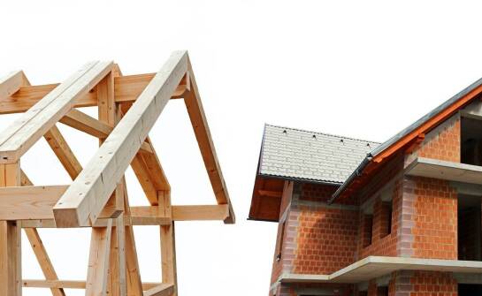 Porównanie drewnianych domów szkieletowych i z bali – co wybrać?