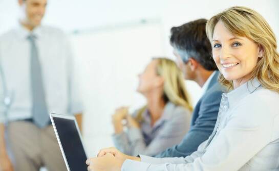 Jak trening asertywności pomaga w radzeniu sobie z krytyką?