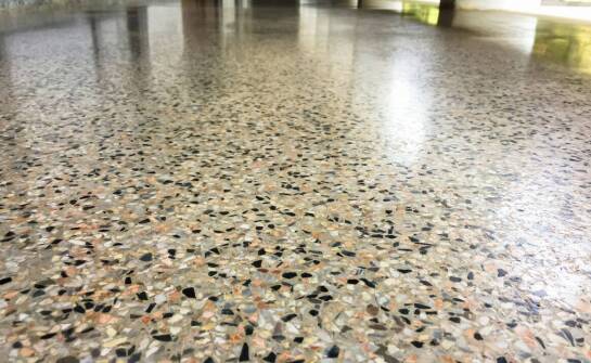 Jakie właściwości muszą mieć betonowe posadzki, by sprostać wymaganiom instytucji publicznych?