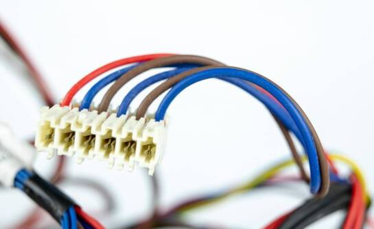 Wielopinowe złącza w systemach kontroli dostępu: jakie są ich zalety?