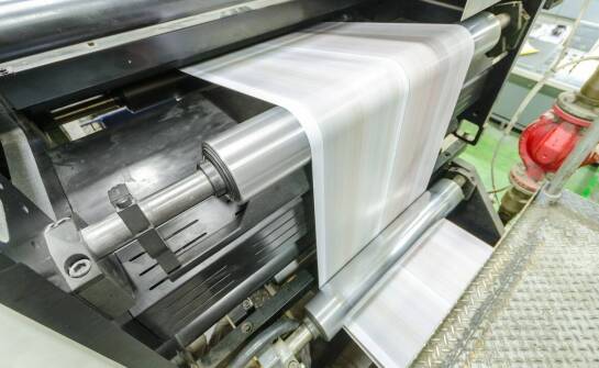Porównanie różnych typów maszyn do foliowania – co warto wiedzieć?
