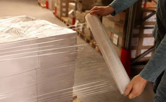 Rola folii stretch w procesach logistycznych