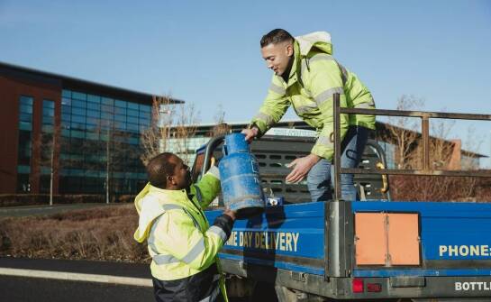 Jak transport gazowych butli wpływa na efektywność dostaw do klientów?