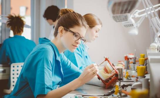 Współpraca z dentystycznymi laboratoriami: klucz do sukcesu w stomatologicznej protetyce