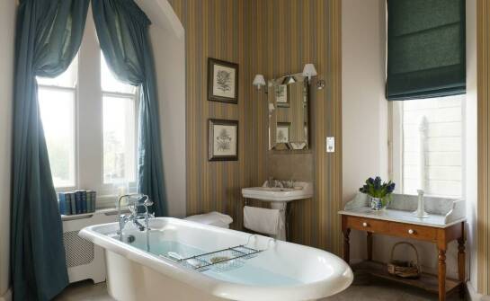 Jak angielski styl wpływa na aranżację łazienek w stylu retro?