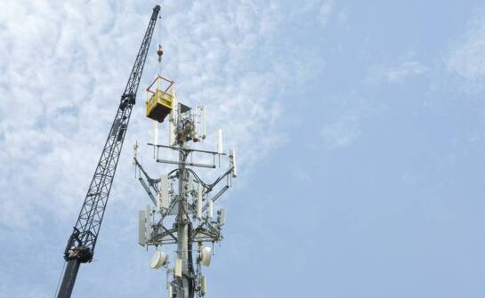 Efektywność pracy z dźwigami podczas montażu telefonii komórkowej wież