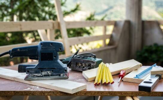 Porównanie wydajności różnych modeli polerek do drewna.