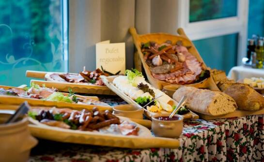 Różnorodność cateringowego menu na wesela: mięsa, wegetariańskie dania i desery