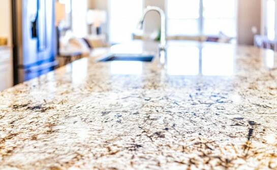 Jak granitowe blaty wpisują się w nowoczesne rozwiązania wnętrzarskie?