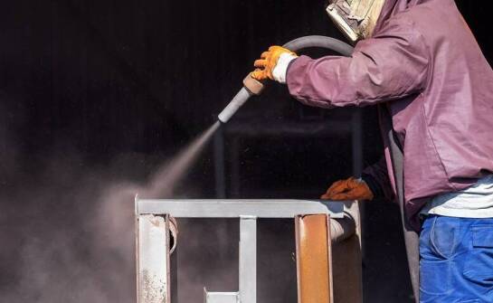 Rola piaskowania w konserwacji metalowych ogrodzeń