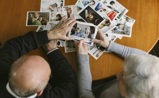 Jak okazjonalne albumy mogą pomóc w organizacji rodzinnych zdjęć?