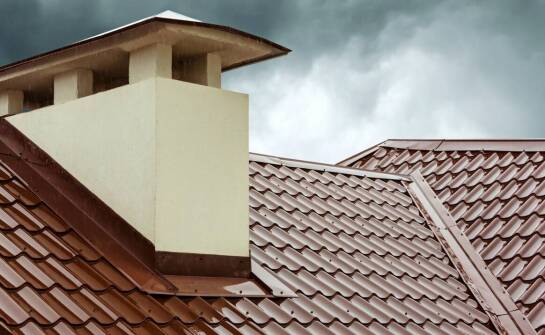 Dlaczego blachodachówka jest popularnym wyborem w regionach z dużą wilgotnością?