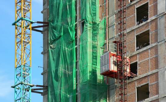 Jak wynajem budowlanych wind wpływa na operacyjne koszty firm budowlanych?