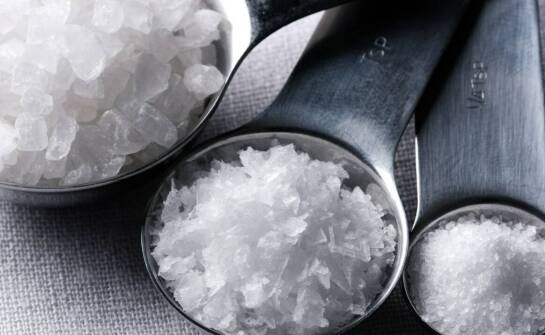 Porównanie efektywności mielonej soli i kruszonej w różnych temperaturach