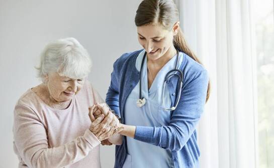 Opieka hospicyjna a jakość życia pacjentów z zaawansowanymi schorzeniami