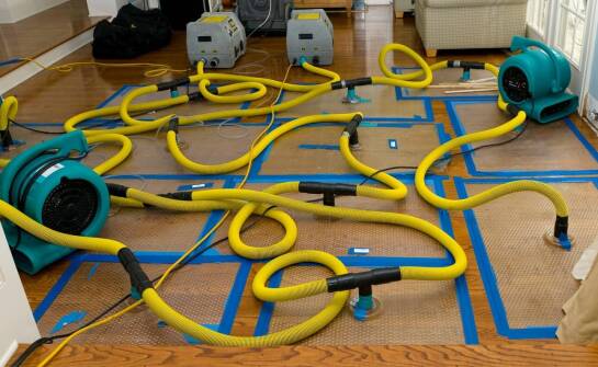 Jak profesjonalne osuszanie pomieszczeń wpływa na minimalizację szkód po zalaniach?