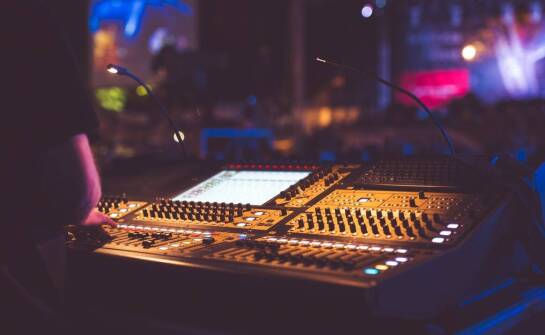 Porównanie ofert wynajmu nagłośnienia – co uwzględnić przy wyborze?