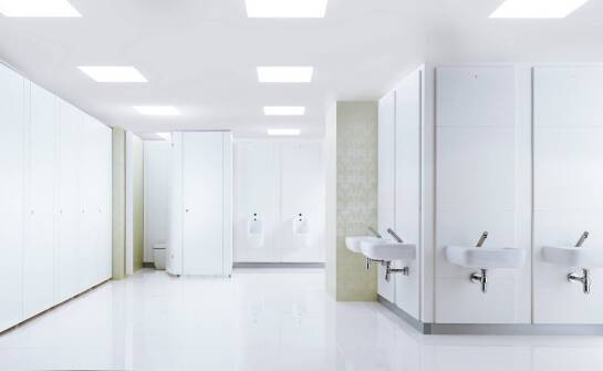 Rola laminatów w projektowaniu funkcjonalnych sanitarnych pomieszczeń