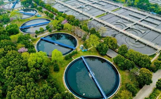 Wybór między biologiczną a biologiczno-chemiczną oczyszczalnią ścieków dla małych obiektów.