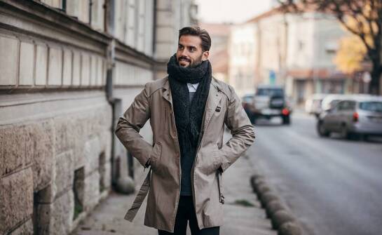 Męski lniany garnitur a wyzwania pogodowe – jak się przygotować?