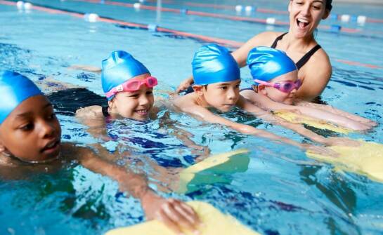 Wpływ pływackich zajęć na fizyczne i emocjonalne zdrowie dzieci
