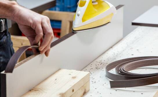 Jakie są najważniejsze akcesoria do ręcznych okleiniarek i jak wpływają na pracę?