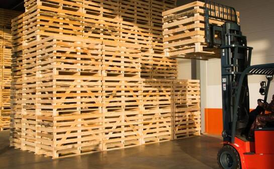 Dlaczego współpraca z handlowymi firmami jest istotna dla sprzedaży palet?