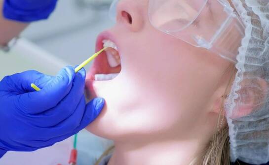 Jak stomatolog może pomóc w leczeniu zębów nadwrażliwości?